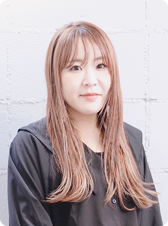 岩井 眞美(カワチ シオリ)